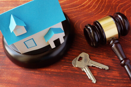 gavel, house & keys demonstrating real estate law compson & pimpinella utica ny
